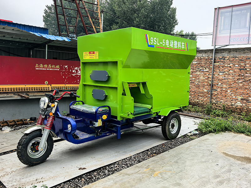 电动撒料车
